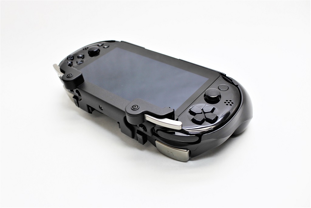PS Vita-2000型用「前面背面タッチパッド対応 L2/R2ボタン搭載グリップカバー」発売 - GAME Watch