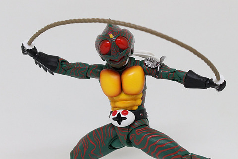 魂コラム アーマーゾーン 野性味溢れるライダーを力強く再現 S H Figuarts 真骨彫製法 仮面ライダーアマゾン Game Watch