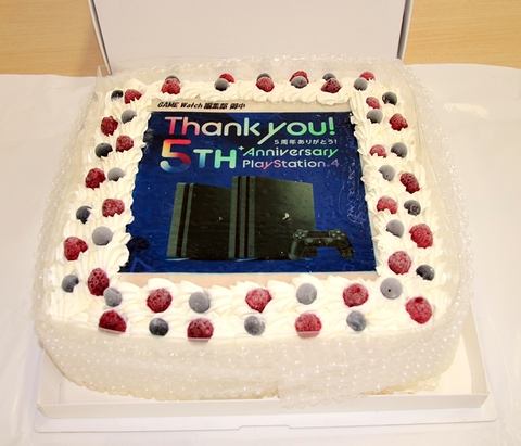 編集部に記念のケーキが到着 本日2月22日は プレイステーション 4 の国内発売5周年記念日 Game Watch
