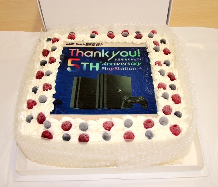 拡大画像 編集部に記念のケーキが到着 本日2月22日は プレイステーション 4 の国内発売5周年記念日 2 3 Game Watch