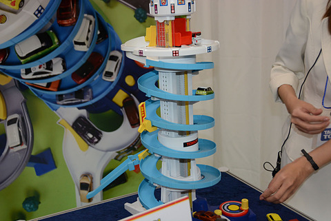 80cmの トミカタワー に 新ルールの デュエマ その細かいこだわりに圧倒されるリカちゃんの回転寿司など タカラトミーの新製品ずらり Game Watch