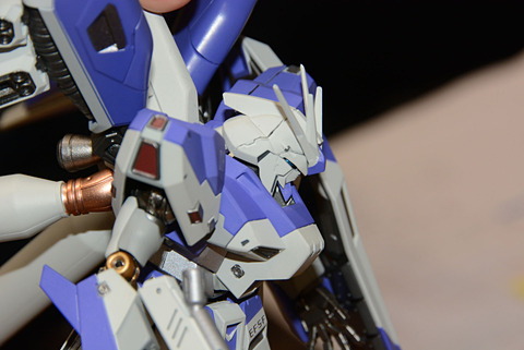 魂インタビュー Metal Robot魂 アカツキガンダム 小西氏 坂埜氏のこだわりと経験を活かしたその 金色 を実現した技術と造形 Game Watch