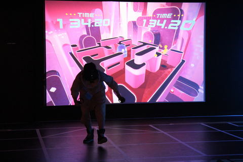 2次元と3次元の狭間の世界を堪能 アニメとゲームの世界に入り込めるvrテーマパーク Mazaria 体験レポート Game Watch
