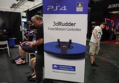 足で操作するフットコントローラー「3dRudder」、PlayStation VR版の 