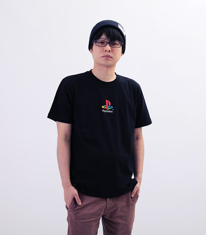 三人称が着用モデルで登場 Playstationコラボtシャツやスタジャン キャップなど18アイテムが本日発売 Game Watch