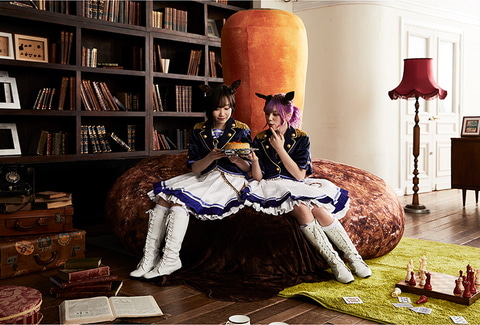 やっぱり超でけえ Machicoさんと田所さんが ウマ娘 の にんじんハンバーグクッション に寝そべる動画を公開 Game Watch