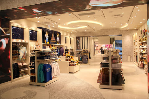 ディズニーフラッグシップ東京 ウォルト ディズニー ワールド リゾート50周年記念グッズ がついに新宿に上陸 Game Watch