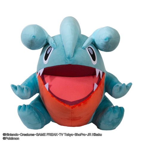 ポケモン より 抱いて癒されるフカマルのpcクッションが発売決定 Game Watch