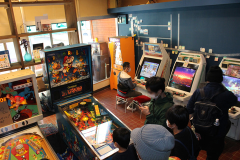 アーケードゲームのサウンドと子供達の笑い声が聞こえてくる懐かしいレトロゲーセンが羽生市の街中に出現 無料開放イベント ゲームセンターbeep をレポート Game Watch