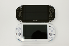 新型playstation Vita Wi Fiモデル Pch 00シリーズ 発売 並べて写真を撮ってみたりした Game Watch