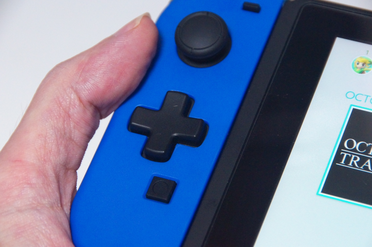 Nintendo Switch携帯モードに十字ボタンを Hori 十字コン L や任天堂純正 Nintendo Switch充電スタンド を試してみた 使って試してみました ゲームグッズ研究所 Game Watch