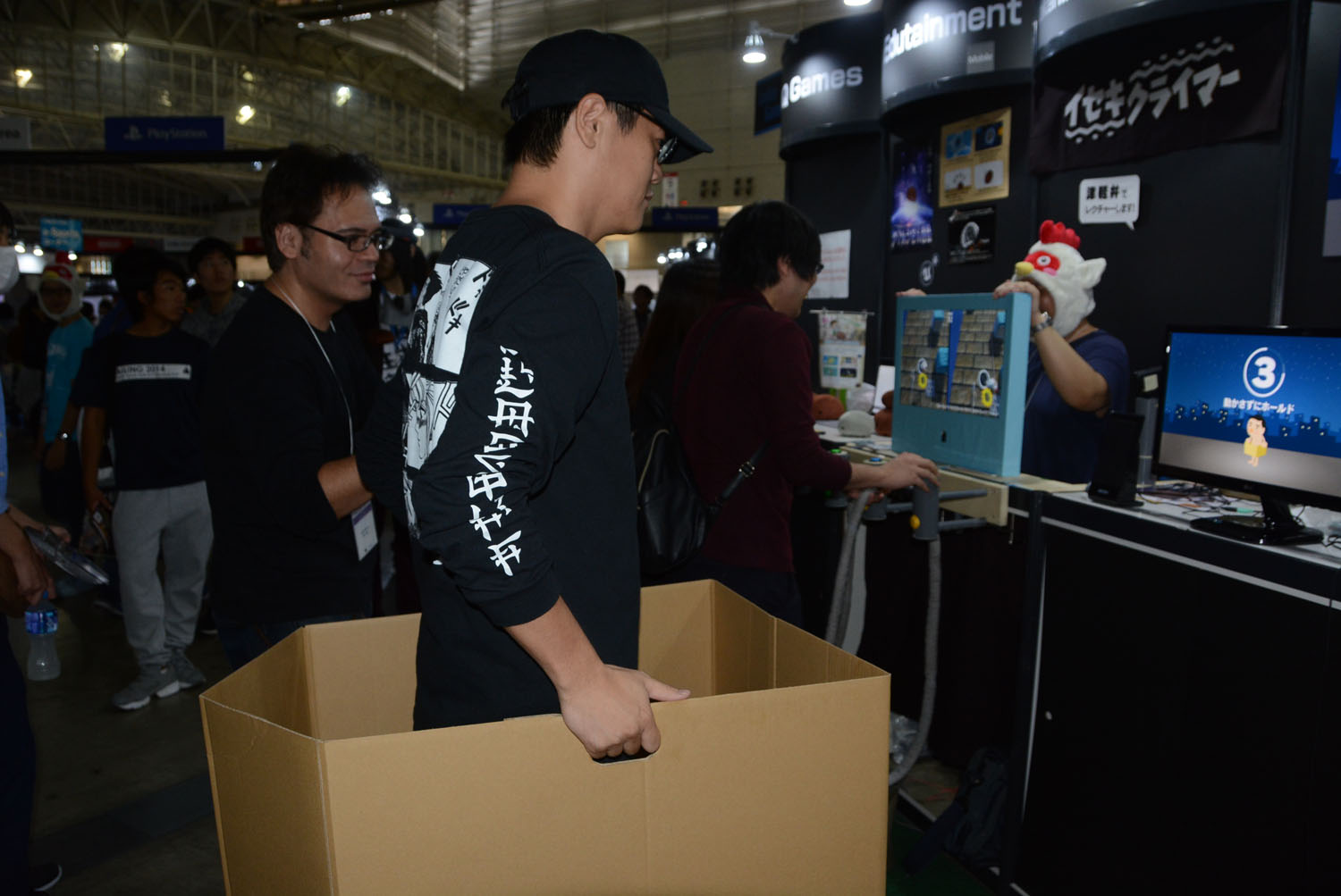 ダンボールで裸を隠して進む「箱だけのブルース」、ロープを実際に掴ん