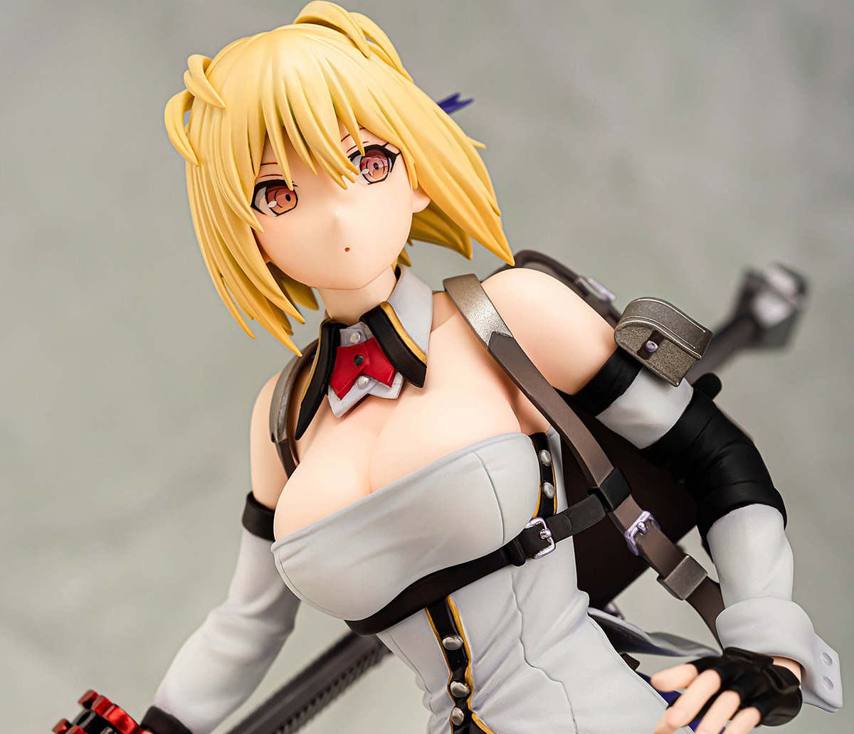 キャラの造形美と武器の迫力！ フィギュア「クレア・ヴィクトリアス