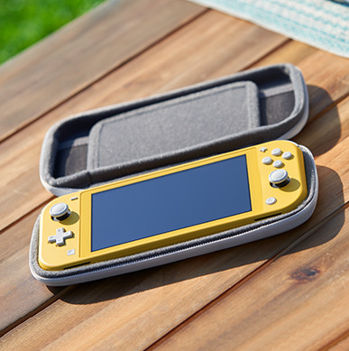 ゲームカード8枚収納付き 任天堂 Nintendo Switch Liteキャリングケース 画面保護シート付き を発売 Game Watch