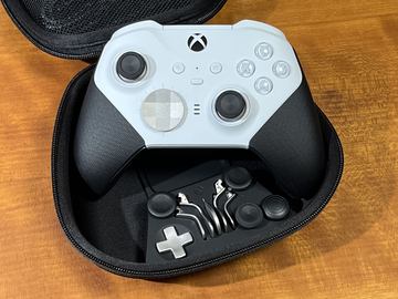 Xbox Elite ワイヤレス コントローラー Series 2 Core」新色レッド