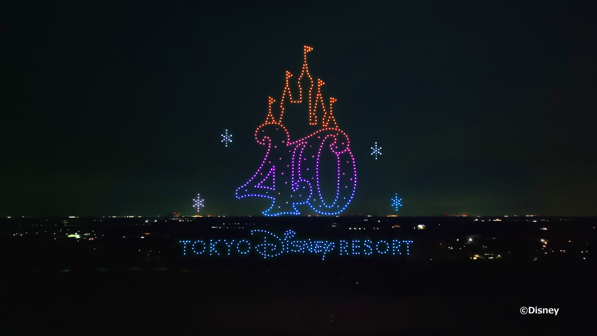 全国の花火大会で東京ディズニーリゾート40周年を記念したドローン