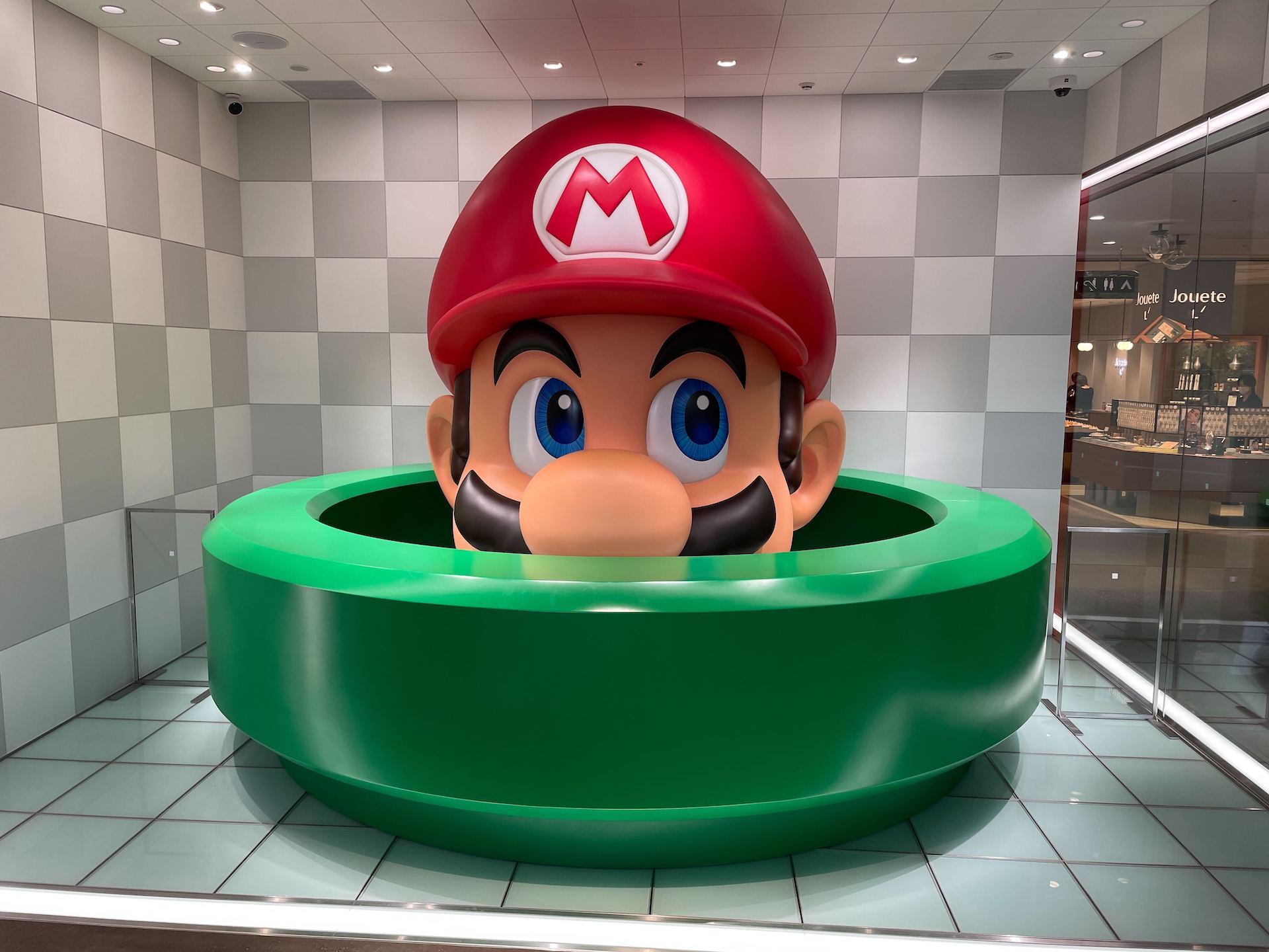 巨大なマリオがお出迎え！ Nintendo KYOTOにマリオが土管から顔