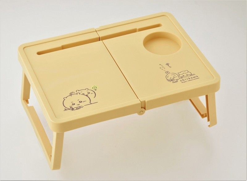 ちいかわたちが描かれたミニテーブルが登場！ 「ちいかわ折りたたみ