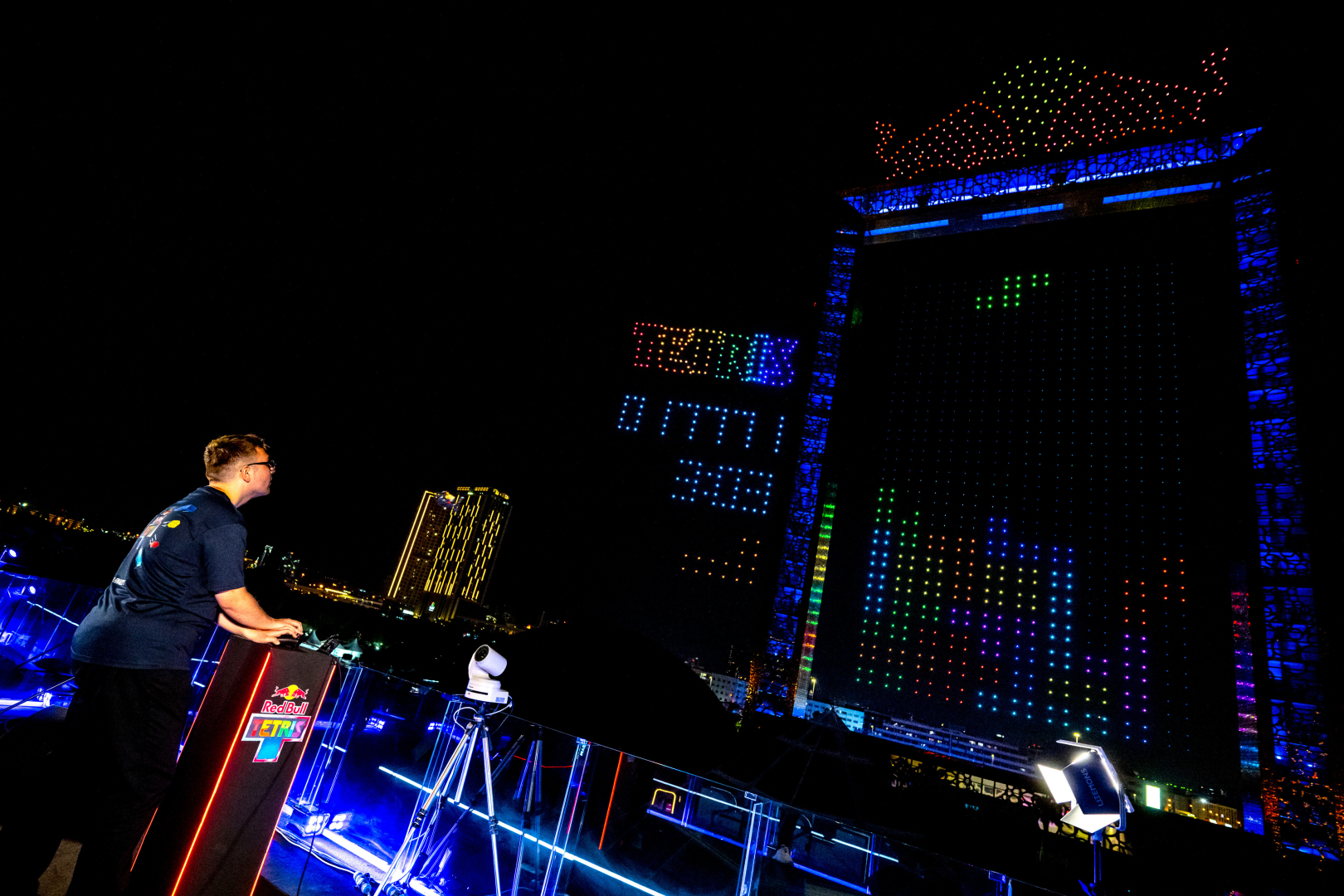 2,000機以上のドローンによる空中「テトリス」公式戦「Red Bull Tetris