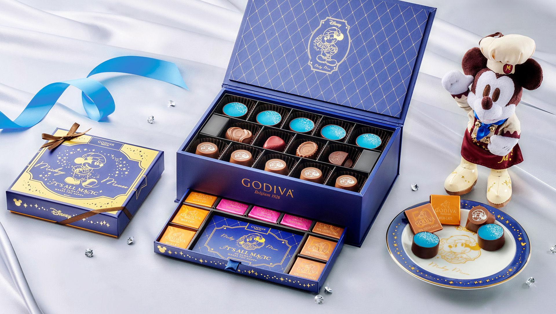 ゴディバとの共同企画。ショコラティエ姿のミッキーをデザインした
