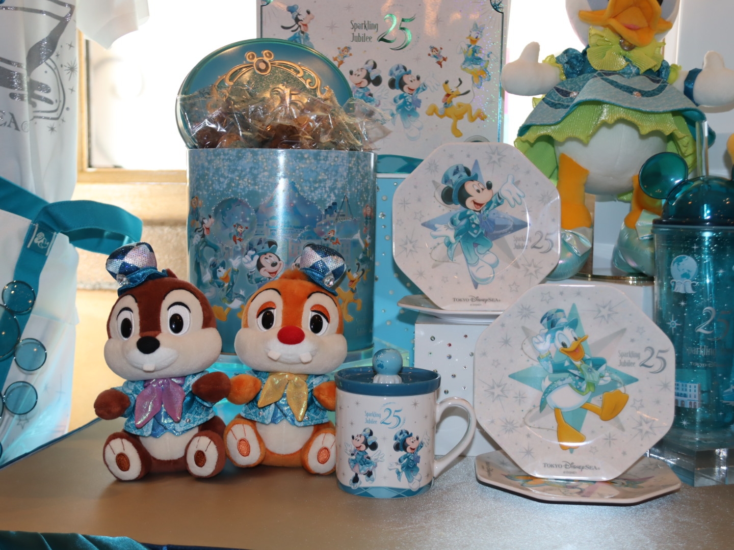 東京ディズニーシー開園25周年グッズを撮り下ろし！ シンボルカラーで