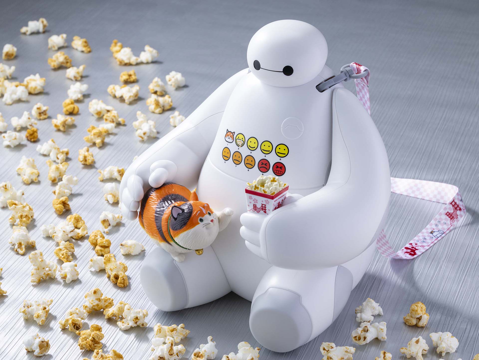 東京ディズニーランドで「ベイマックス」ポップコーンバケットと容器