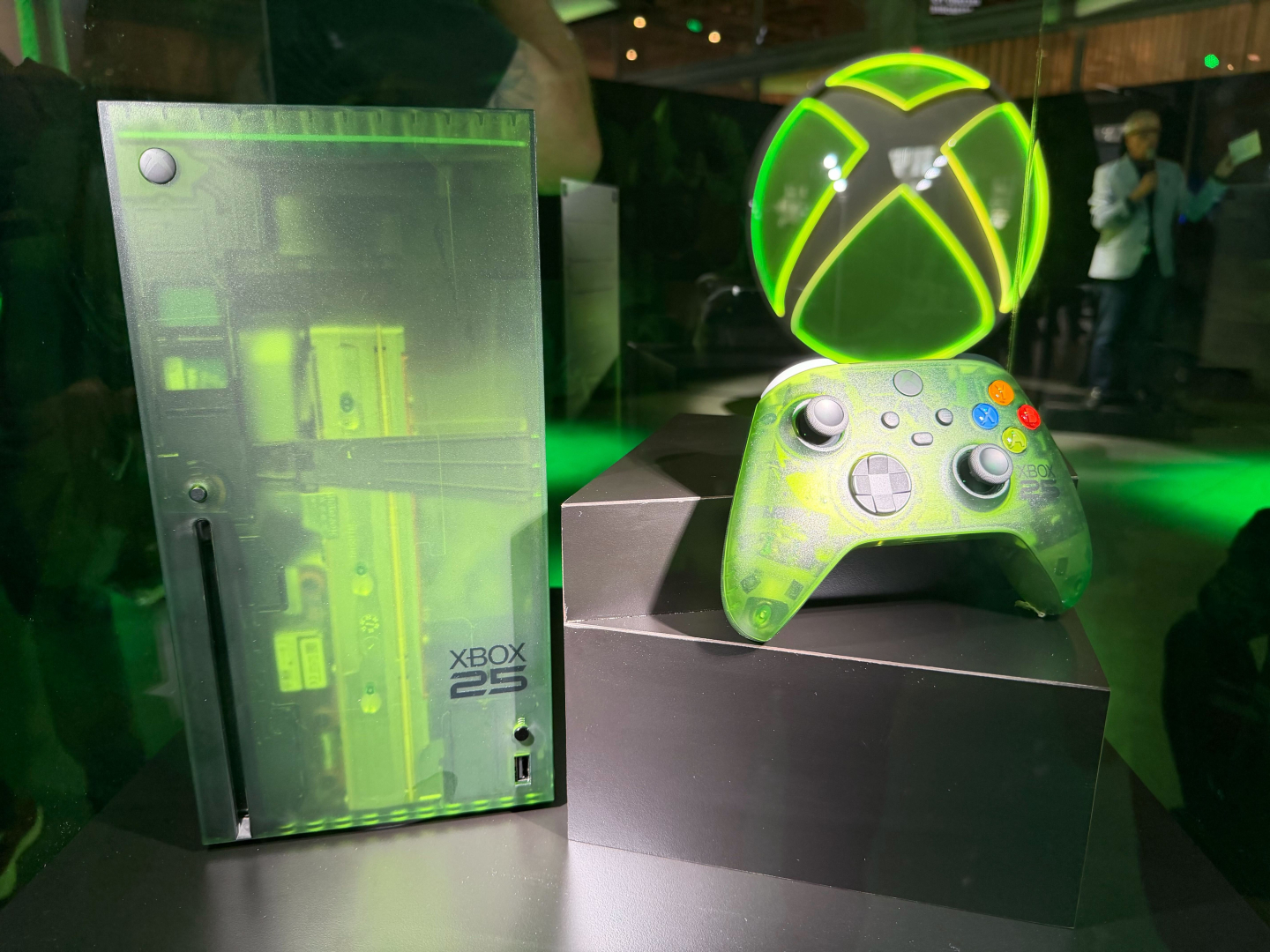 XBOX25周年を記念した「XBOX Series X」限定版の撮り下ろし写真を紹介