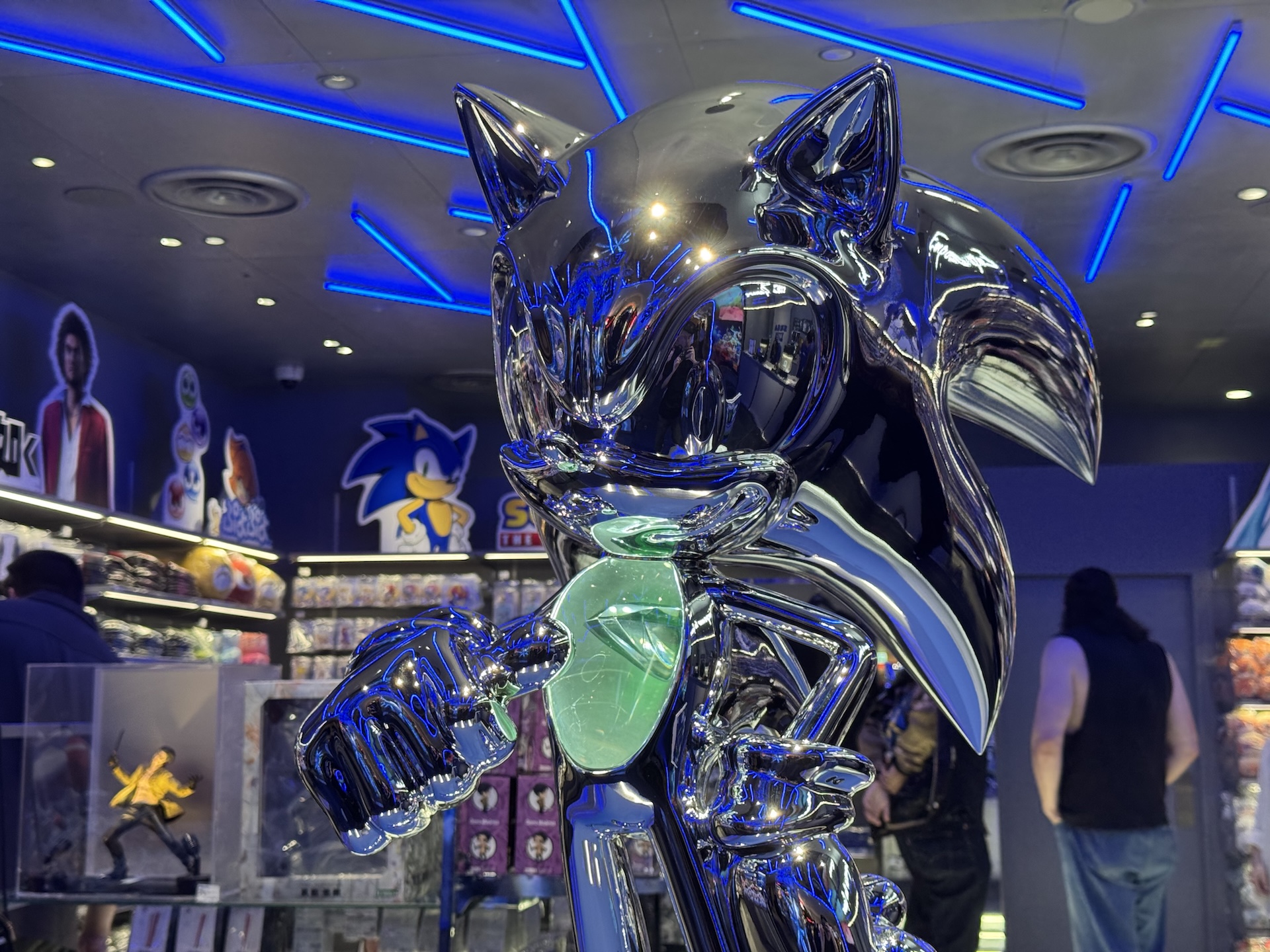 SEGA STORE TOKYOに展示されたソニックのDNAフィギュア