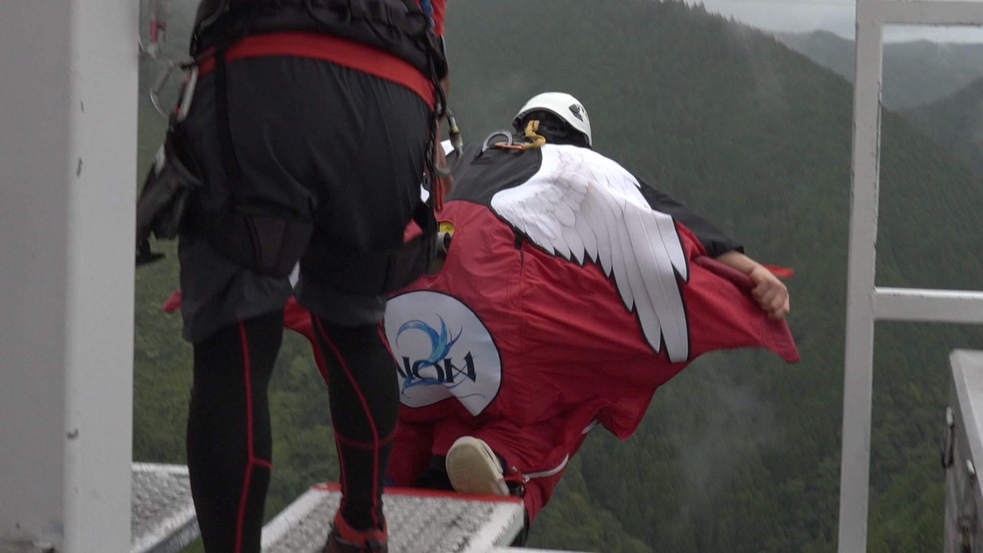 「AION2」日本運営P、岐阜バンジーで飛ぶ！コラボイベントを取材ロゴ入りのウイングスーツを着て、「AION2～！」と叫びながらジャンプ
